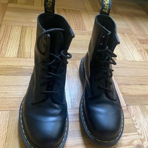 NWT Dr Martens Doc Martens Black M/7 W/9